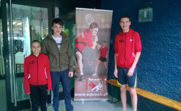 Thomas Mährle mit drei KSC Kids bei den Swiss Junior Open